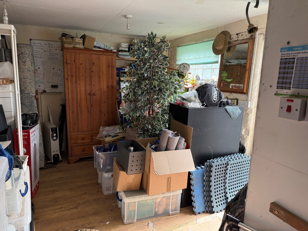 Lot: 39 - STABLES AND LAND WITH PLANNING IN SOUGHT AFTER LOCATION - Internal Store